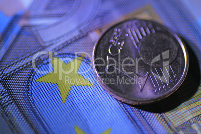 1-Cent-Münze auf 50 Euroschein