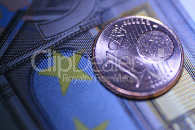 1-Cent-Münze auf 50 Euroschein