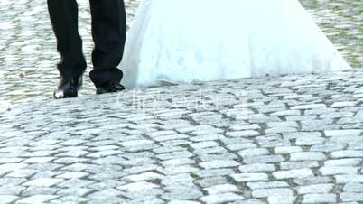 Brautpaar geht auf Straße