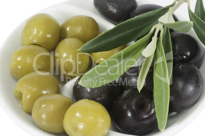 Oliven mit Blättern