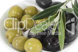 Oliven mit Blättern