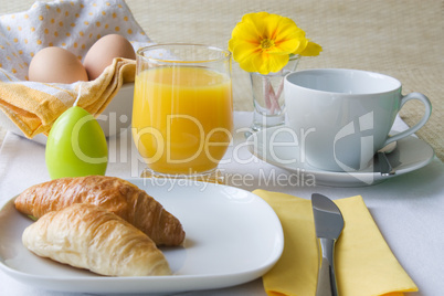 Frühstückstisch zu Ostern mit Croissants