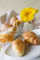 Frühstückstisch mit Croissants