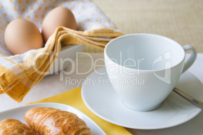 Frühstückstisch mit Croissants