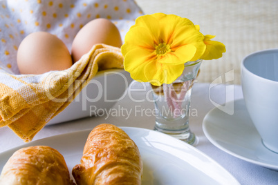 Frühstückstisch mit Croissants