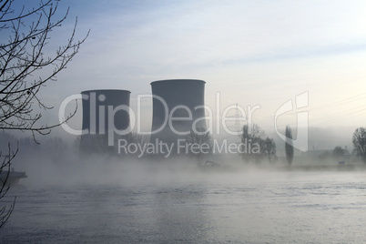 Atomkraftwerk im Nebel