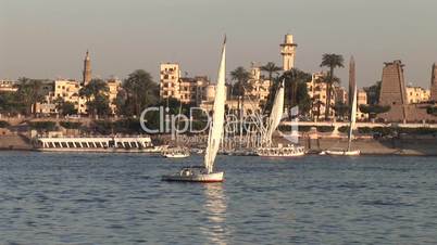 Schiffe auf Nil bei Luxor, Ägypten