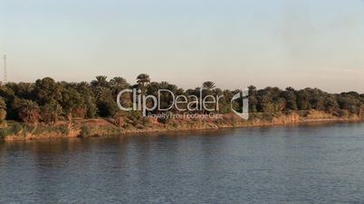 Flußfahrt am Nilufer