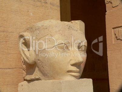 Skulptur vor dem Hatschepsut-Tempel