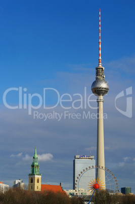 Berlin Alexanderplatz mit Fernsehturm Karussell und Marienkirche