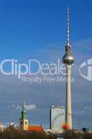 Berlin Alexanderplatz mit Fernsehturm Karussell und Marienkirche