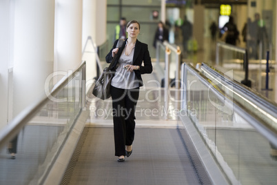 Junge Geschäftsfrau am Flughafen