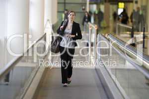 Junge Geschäftsfrau am Flughafen