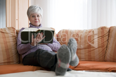 Frau mit Buch