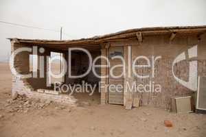 Verlassenes Haus in  Wüste, Peru