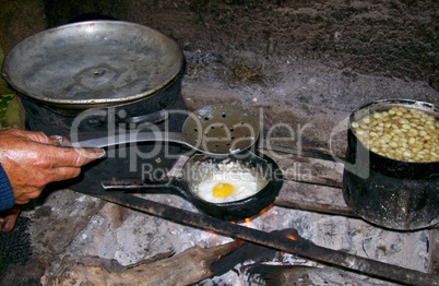 Feuerstelle in Hütte / Cooking Woman in Hut