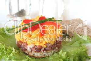Rührei auf Toast und grünen Salat
