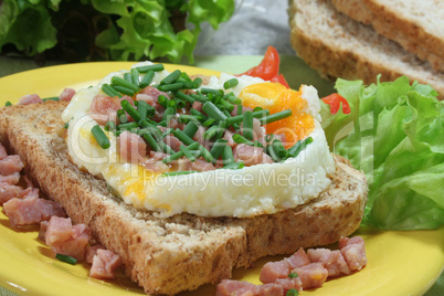 Bratei mit Schinken auf Toast