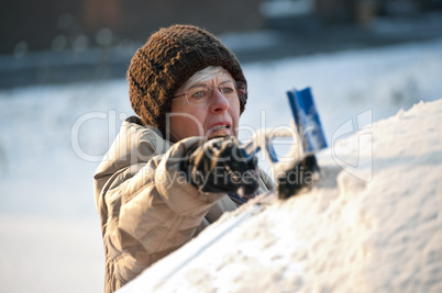 Schnee vom Auto fegen