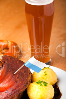 bayerische Schweinshaxe mit Kartoffelknödel