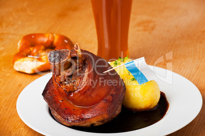 bayerische Schweinshaxe mit Kartoffelknödel