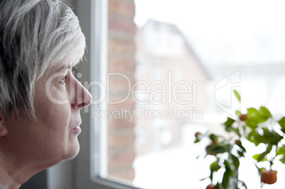 Frau am Fenster