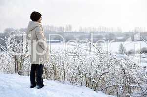 Frau in Winterlandschaft