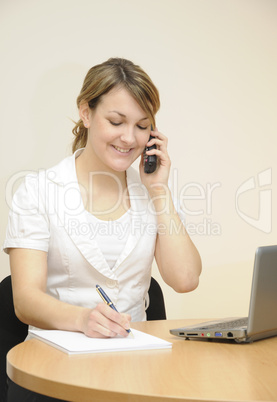 Junge Frau im Büro