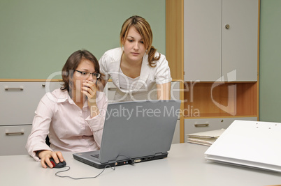 Junge Frauen im Büro