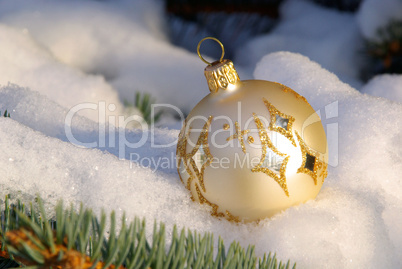 Weihnachtskugel im Schnee - christmas ball in snow 01