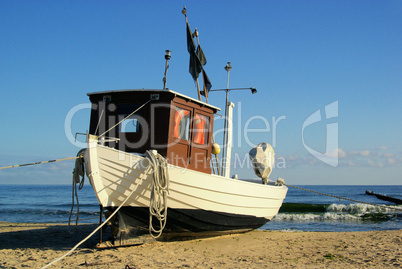 Fischkutter am Strand - fishing cutter on the beach 03