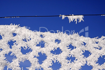 Maschendrahtzaun mit Rauhreif im Winter - Wire-netting fence with hoarfrost in winter