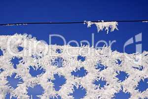 Maschendrahtzaun mit Rauhreif im Winter - Wire-netting fence with hoarfrost in winter