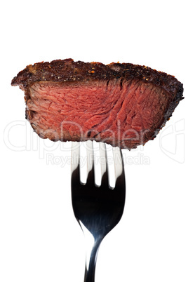 Stück eines gegrilltes Steak auf der Gabel
