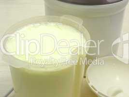 Frisch gemachter Joghurt auf beigem Tischset