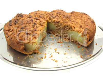 Angeschnittener Vollkorn Birnenkuchen auf Kuchenplatte