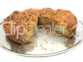 Angeschnittener Vollkorn Birnenkuchen auf Kuchenplatte