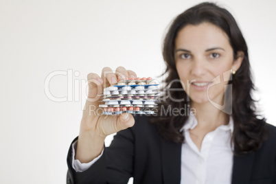 Hübsche Frau mit diversen Tabletten