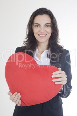 Junge Frau mit rotem Herz feiert den Valentinstag