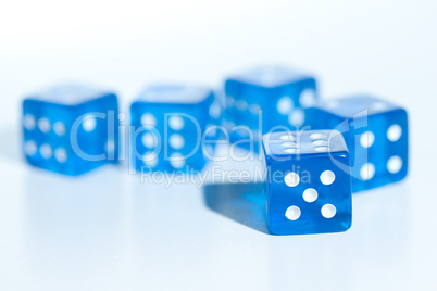 Fünf blaue Spielwürfel