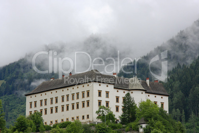 Burg im Nebel