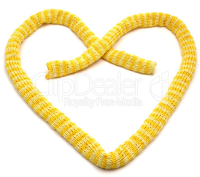 Gelbgestreifter selbstgestrickter Schal in Herzform