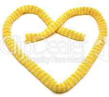 Gelbgestreifter selbstgestrickter Schal in Herzform