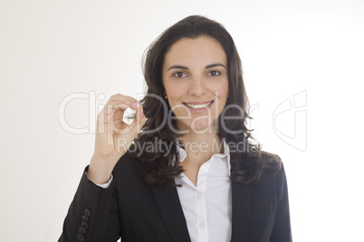 Eine Frau zeigt mit den Fingern die Zahl 0 an