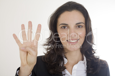 Hübsche Frau zeigt mit ihrem Finger die Zahl vier an
