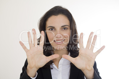 Hübsche Frau zeigt mit ihren Fingern die Zahl zehn an