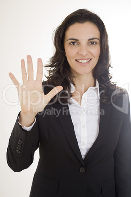 Hübsche Frau zeigt mit ihren Fingern die Zahl fünf an