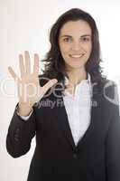 Hübsche Frau zeigt mit ihren Fingern die Zahl fünf an
