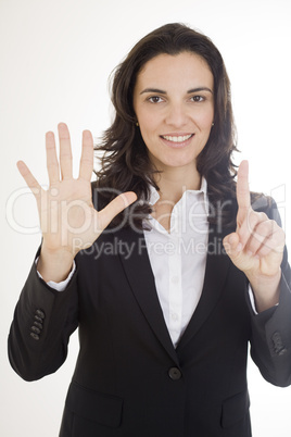 Hübsche Frau zeigt mit sechs Fingern die Zahl 6 an