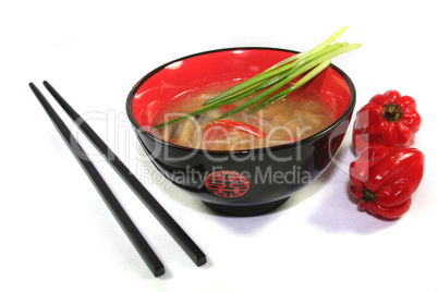 Thaisuppe mit Stäbchen und Pepperoni